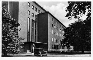 Das Duisburger Polizeipräsidium an der Düsseldorfer Straße, um 1933. Auch die Gestapo hatte dort ihren Sitz. Bild: Stadtarchiv Duisburg