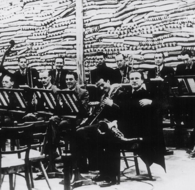 Charlie and His Orchestra in der Berliner Studiohalle/ Matratzenlager 1942 © Verlag Dr. Lotz