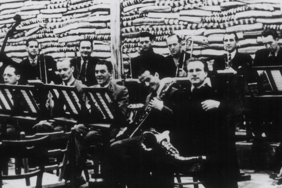 Charlie and His Orchestra in der Berliner Studiohalle/ Matratzenlager 1942 © Verlag Dr. Lotz