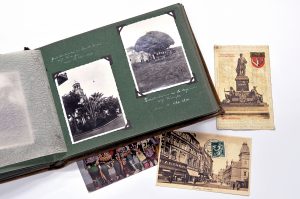 Fotoalbum des Duisburger Missionars Karl Martin, mit Eindrücken seiner Reise nach Ozeanien. Außerdem Postkarten mit verschiedenen Motiven.