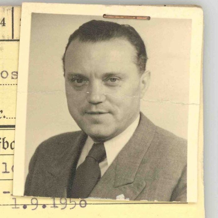 Landesarchiv NRW – Abteilung Rheinland – BR 2396 Nr. 1082 Auf der Karte ist zusätzlich zu den polizeilichen Daten seine Aufnahme in die NSDAP vermerkt, aber das angeklammerte Passfoto weist in diesem Zusammenhang einen bemerkenswerten Mangel auf. Es ist auf der Höhe des Jackenrevers dort abgeschnitten, wo gewöhnlich Abzeichen und Auszeichnungen platziert werden.