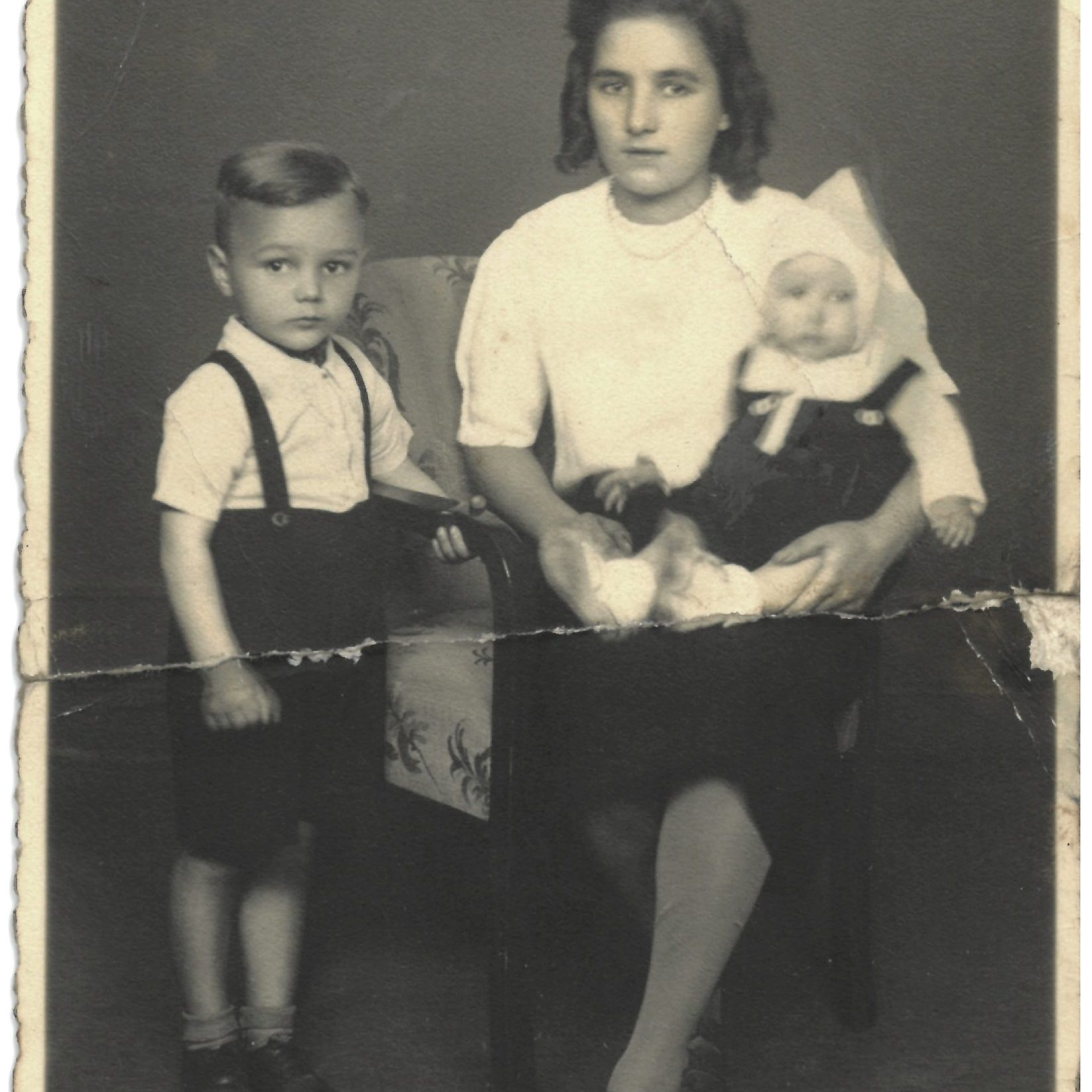 Christine Lehmann mit ihren Kindern Egon Karl (links) und Robert Georg (rechts), "Passe gut auf die 2 tschawe [Romanes: Kinder] auf", Postkarte v. September 1942 an Juliana Rosenberg. Foto: Privatbesitz Mario Reinhardt