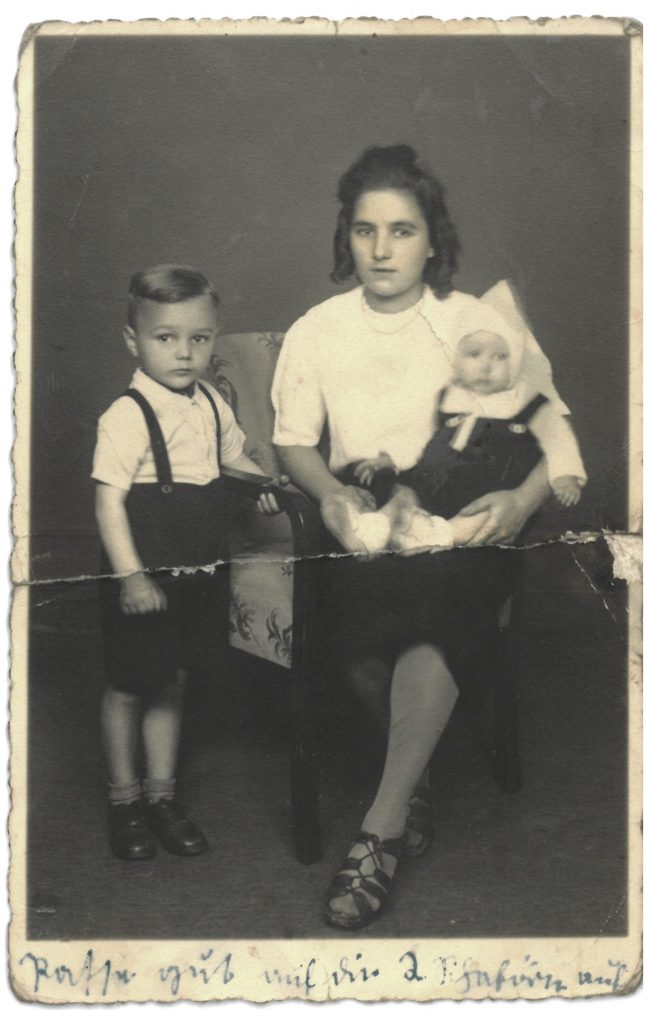 Christine Lehmann mit ihren Kindern Egon Karl (links) und Robert Georg (rechts), "Passe gut auf die 2 tschawe [Romanes: Kinder] auf", Postkarte v. September 1942 an Juliana Rosenberg. Foto: Privatbesitz Mario Reinhardt