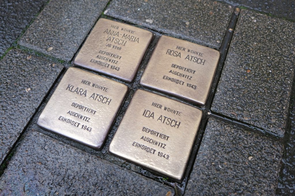 An die Verfolgung der Duisburger Sinti erinnern bisher nur vier Stolpersteine für Angehörige der Familie Atsch. Foto: Zentrum für Erinnerungskultur