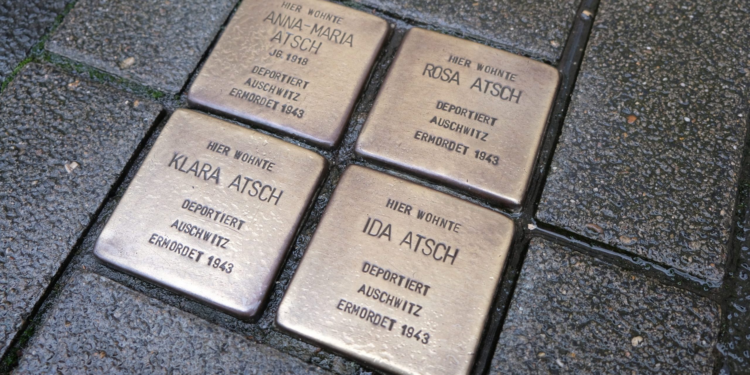 An die Verfolgung der Duisburger Sinti erinnern bisher nur vier Stolpersteine für Angehörige der Familie Atsch. Foto: Zentrum für Erinnerungskultur
