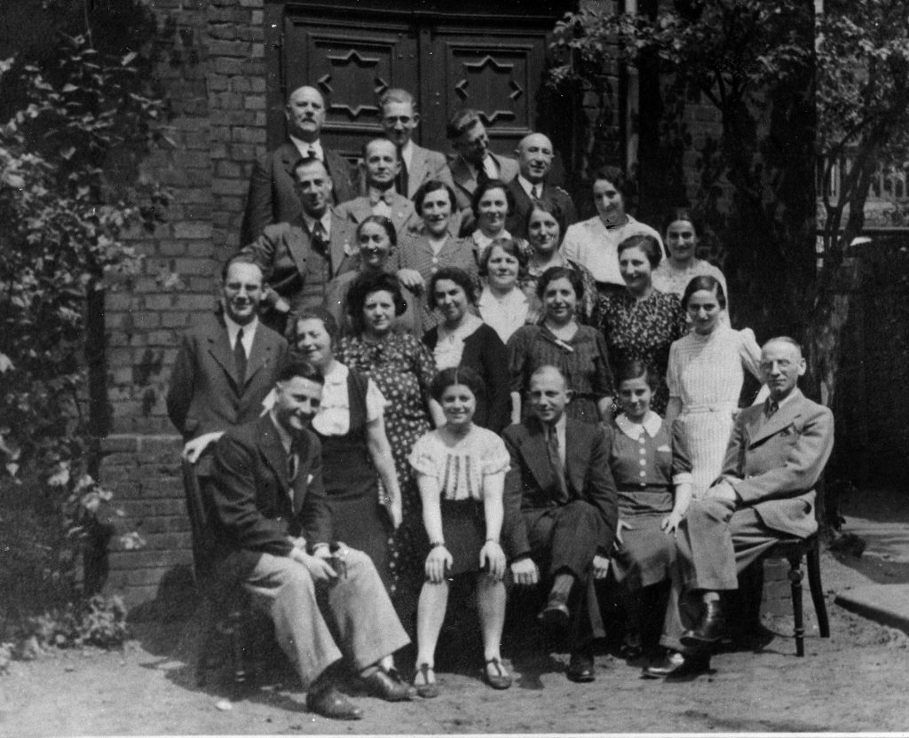 Der Synagogenchor der Duisburger Gemeinde im Jahr 1938, wenige Monate vor dem Novemberpogrom. Frieda Weiner (letzte Reihe stehend, erste Frau von links). Fotonachweis: Stadtarchiv Duisburg