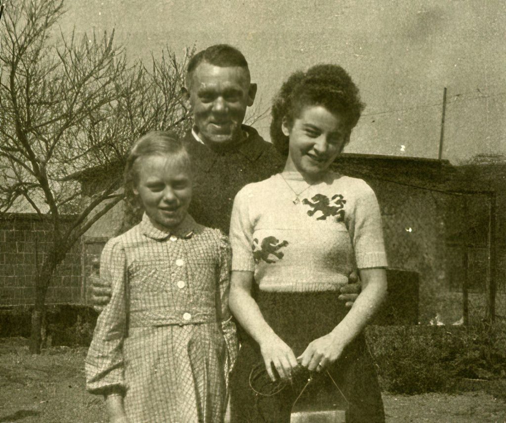 Johann Esser mit seiner jüngsten Tochter (links) und seiner Stieftochter (rechts). Familienbesitz Esser-Trinczek