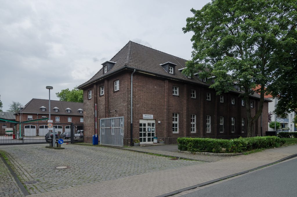 Farbfoto aus dem Jahre 2023. Zu sehen ist ein Backsteinbau, die Polizeikaserne in Duisburg-Neudorf, Baujahr 1927.