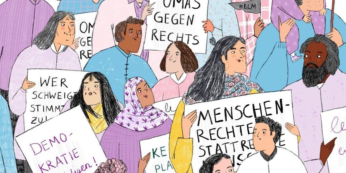 240904_EAD_Postkarte_Stadtgespräch-Final_Irem Viele verschiedene Menschen, unterschiedlichen Alters, Herkunft und Geschlecht tragen Demo-Plakate mit Parolen "gegen rechts".