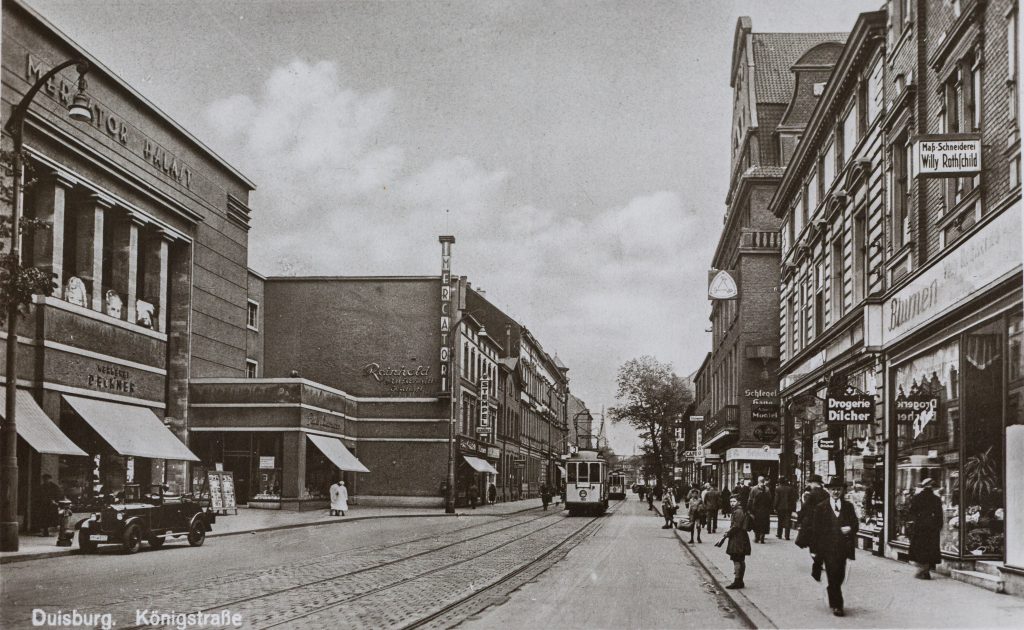 Postkarte, um 1930. Auf der rechten Seite das Haus von M. Mendelssohn, vermietet u.a. an jüdischen Schneider Willy Rothschild, Digitalisat: Zentrum für Erinnerungskultur Postkarte, um 1930. Auf der rechten Seite das Haus von M. Mendelssohn, vermietet u.a. an jüdischen Schneider Willy Rothschild, Digitalisat: Zentrum für Erinnerungskultur