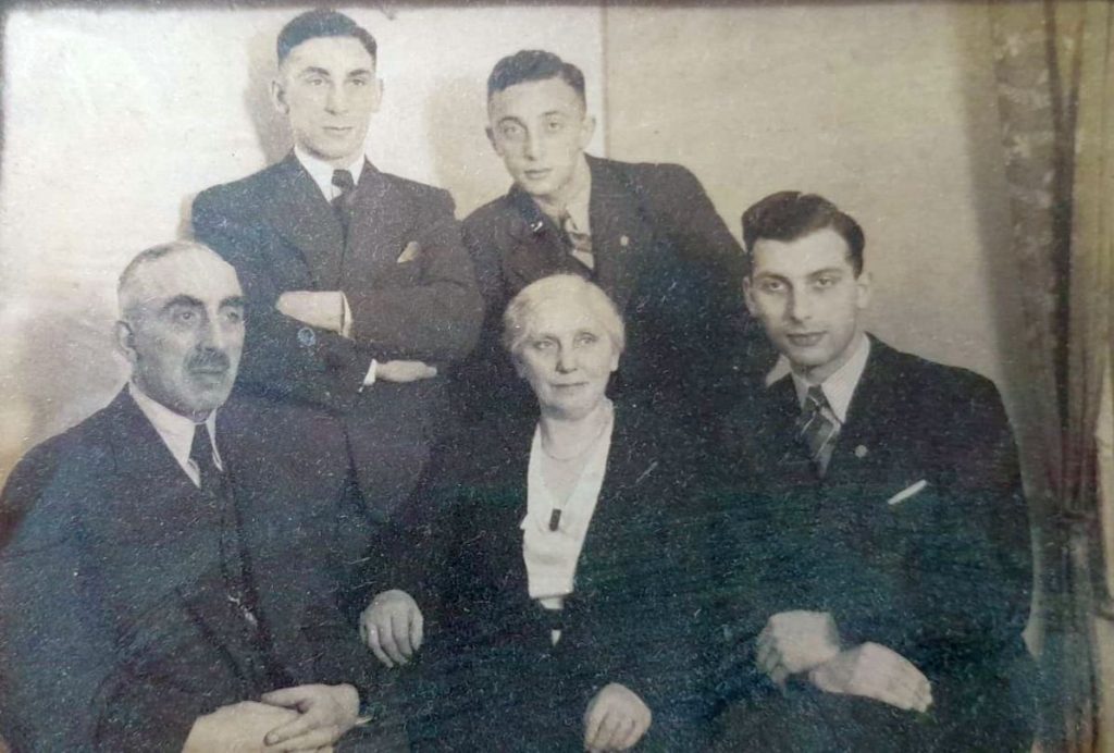 Familie Burg (erste Reihe von rechts nach links: Erich, Rosa und Isaak; in zweiter Reihe: Walter und Arthur) im Jahr 1937, Privatbesitz Isaac Arturo Burg Familie Burg (erste Reihe von rechts nach links: Erich, Rosa und Isaak; in zweiter Reihe: Walter und Arthur) im Jahr 1937, Privatbesitz Isaac Arturo Burg
