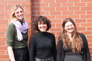 Christa Frins, Marie Vetter und Clara Gold (v.l.n.r.) freuen sich auf spannende Gespräche und Objekte. Bei Fragen sind sie jederzeit ansprechbar. Foto: Krieg/KSM