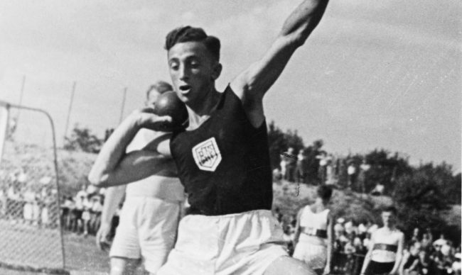 Walter Burg, Mitglied des Leichtathletikverbandes im Reichsbund Jüdischer Frontsoldaten RjF, im Wettkampf mit 1935, Copyright Bildarchiv Pisarek/ akg-images