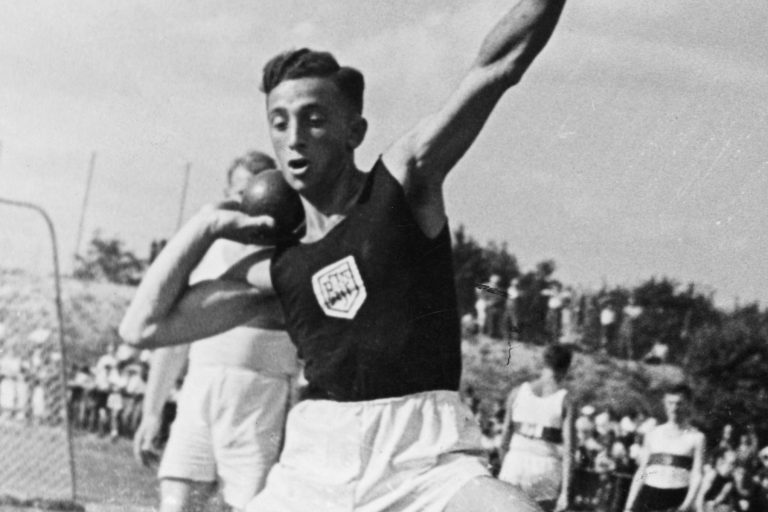 Walter Burg, Mitglied des Leichtathletikverbandes im Reichsbund Jüdischer Frontsoldaten RjF, im Wettkampf mit 1935, Copyright Bildarchiv Pisarek/ akg-images