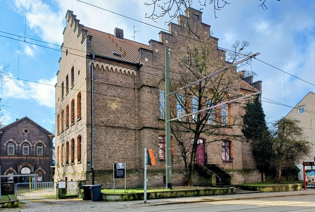 Abb. 1 Das Backstein-Gebäude des Realgymnasiums, in dem er zwei Jahre später die Zeichnungen anfertigen musste.